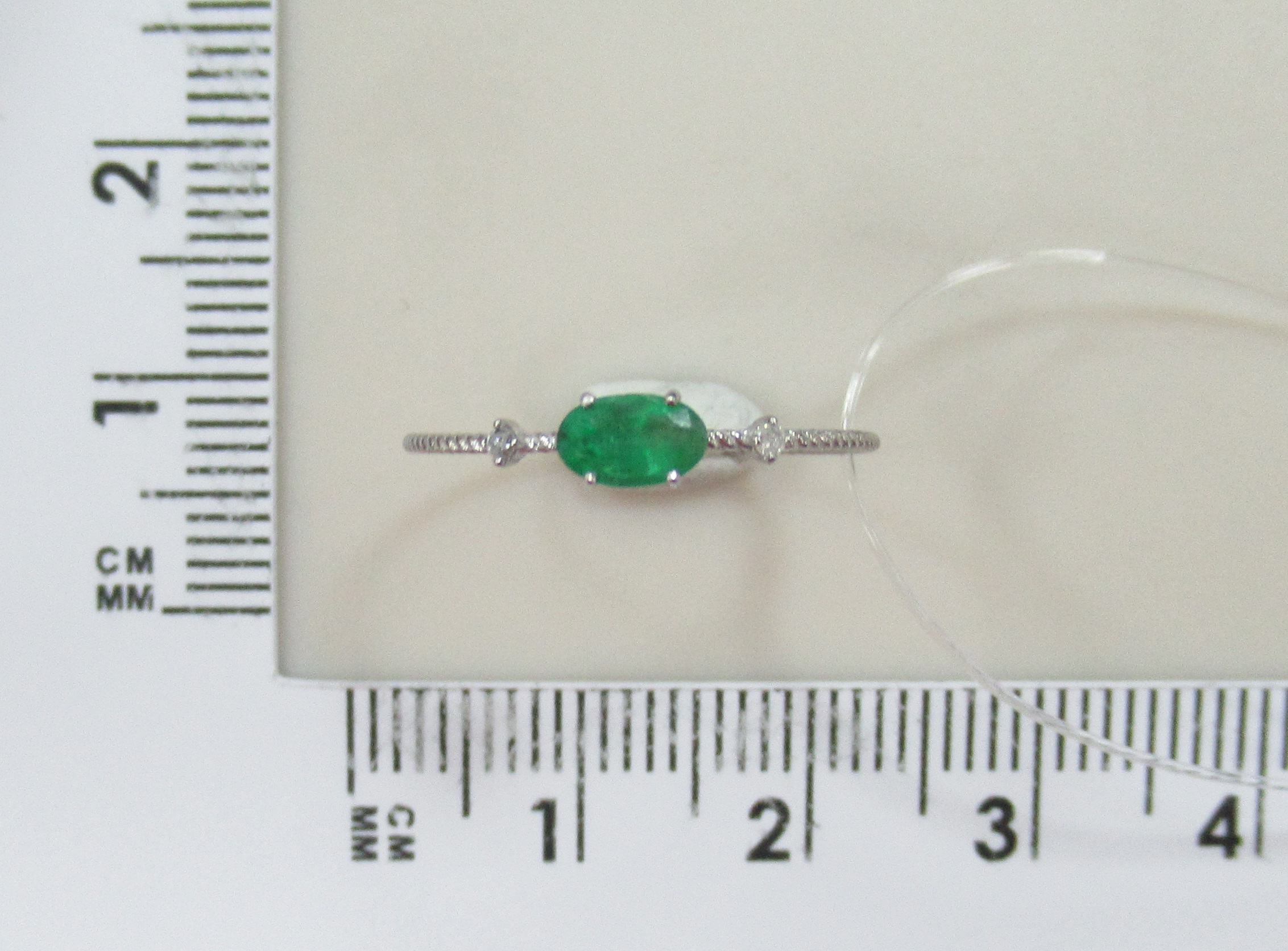 Кольцо из белого золота с изумрудом